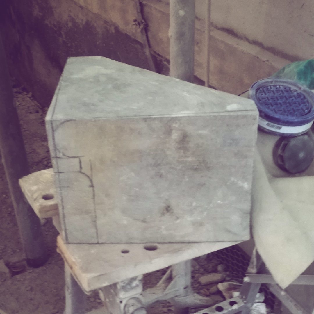 Bloc de pierre en cours de taille à l'atelier